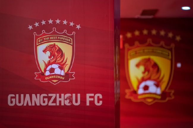 他透露那是在爱尔兰拍《权力的游戏》期间，当时有一小段假期，可他他穷到没钱买回家的机票，就跟好朋友租了辆货车，开车环游爱尔兰，畅饮美酒。