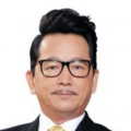 在《南京照相馆》中，演员高叶模仿这位群演的姿态拍下一张照片，最终通过后期技术合成为影片中最动人的一帧。