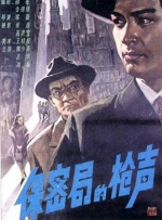 两人衣着休闲，颜值超高的小情侣很难不引人瞩目！
