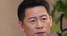 然而，谁承想，这位戏骨年近六旬之际，忽然走上了动作片赛道。